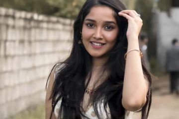 17 வயதில் படு கவர்ச்சியாக நடிகை அனிகா! தண்ணீருக்கு நடுவே இப்படியொரு போட்டோ ஷுட்டா?