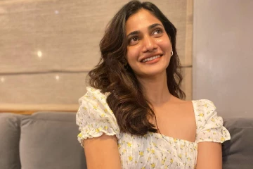 காபி ஷாப்பில் செம ட்ரெண்டி போட்டோஷூட் நடத்திய லாஸ்லியா