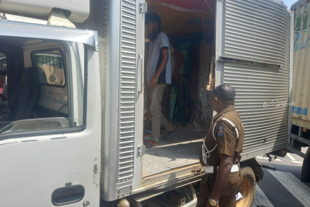 மட்டக்களப்பில் நேருக்கு நேர் மோதிய பேருந்து - லொறி! | Batticalo Accident Today மட்டக்களப்பில் நேருக்கு நேர் மோதிய பேருந்து - லொறி! | Batticalo Accident Today
