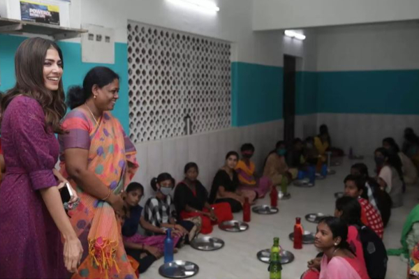 மகளிர் தினத்தை உற்சாகமாக கொண்டாடிய மாளவிகா மோகனன் - அதுவும் யாருடன் தெரியுமா? | Malavika Celebarates Womens Day With Orphan Kids
