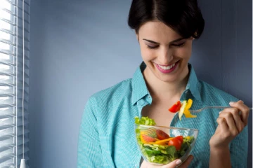 சாப்பாட்டுடன் கலந்து பழங்கள் சாப்பிடலாமா? கண்டிப்பாக தெரிஞ்சிக்கோங்க