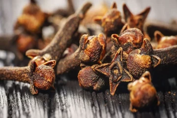 படுக்கும் முன் 2 கிராம்பை வாயில் போட்டு மெல்லுங்க! விடியும் போது தொப்பை குறையும் அதிசயம் நடக்கும்