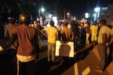 வெடித்தது போராட்டம்!  - முக்கிய அமைச்சர் ஒருவரின் வீடும் முற்றுகை?