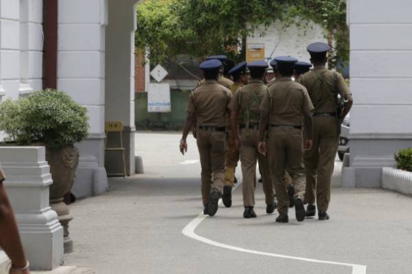 உறங்கிக் கொண்டிருந்த படை வீரரின் நகை திருட்டு | Soldier Jewel Theft At Katunayake Air Force Base