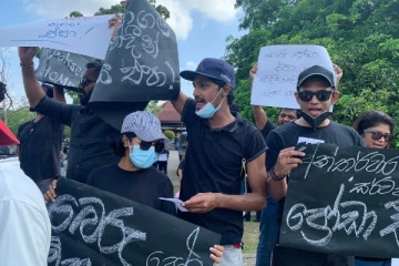 "රජෙක් වුණත් බලුකම් කලොත් ඒවා පලදෙන දවසක් එනවා, බලය දුන්නේ අනුන්ගේ දුකට පිහිට වෙන්න මිසක් පිස්සු නටන්න නෙවෙයි" ප්රව්ණ කලාකාරිනියක ජනපති හා අගමැති අමතා කල සැර ප්රකාශය සමාජ මාධ්ය කලබයි...(VIDEO)