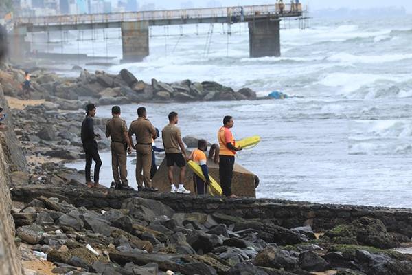 கொழும்பு கடற்கரையில் சடலமாக மீட்கப்பட்ட இளம்பெண் | Young Woman Found Dead In Colombo