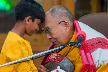 தனது முறைகேடான செயலால் சர்ச்சையில் சிக்கிய தலாய்லாமா (Video)