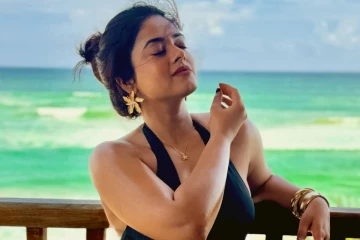 நீச்சல் உடையில் நடிகை சித்தி இத்னானி.. செம ஹாட் ஸ்டில்கள்