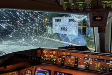 லண்டனில் நடுவானில் பறந்துகொண்டிருந்த விமான ஜன்னலை உடைத்த ராட்சத  ஐஸ் கட்டி!