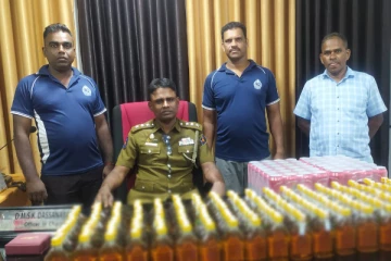 சட்டவிரோதமாக மதுபான போத்தல்களை கொண்டு சென்றவர்கள் கைது (Photos)