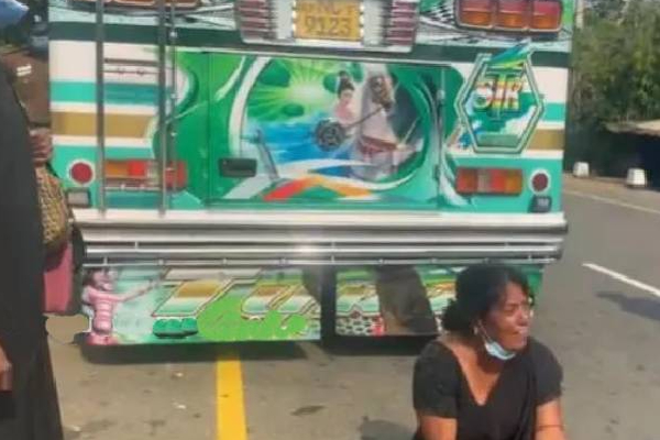 தாய்மாரிடம் அநாகரீகமாக நடத்துக்கொண்ட பொலிஸார்! மட்டுவில் பெரும் பதற்றம் | Jaffna Police Treating Mothers Indecently Mahinda