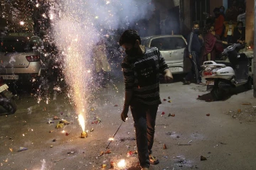 சென்னையில் அனுமதிக்கப்பட்ட நேரத்தை மீறி பட்டாசு வெடித்ததாக 373 வழக்குகள் பதிவு