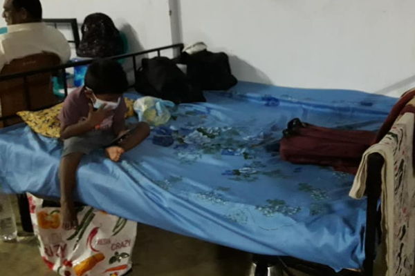 கொரோனா தனிமைப்படுத்துதல் அறையில் பெரியவர்களுடன் சிறுவனை வைத்திருக்கும் அதிர்ச்சி காட்சி! | Boy Holding An Adult In A Corona Isolation Room