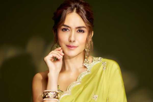 கருப்புநிற வித்தியாசமான ஆடையில் மின்னும் நடிகை மிருணாள் தாகூர்.. | Bollywood Actress Mrunal Thakur Recent Photoshoot