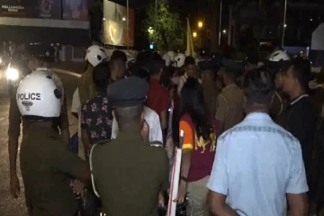 அலரிமாளிகைக்கு முன் திடீரென ஒன்றுகூடிய ஆர்ப்பாட்டகாரர்கள்!