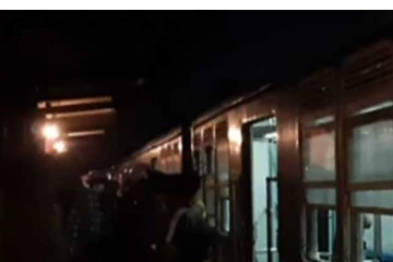 දුම්රිය ස්ථානයේදි යකා නැටූ මගීන්..