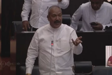 පා. ම රාධක්‍රිෂ්ණන් කනේ ඇඟිලි ගහගන්න අහපු ප්‍රශ්නෙන් පාර්ලිමේන්තුවම නිශ්ශබ්ද වෙයි - ඉක්මනට තොරතුරු හොයන බවට ආණ්ඩුවෙන් සහතිකයක්