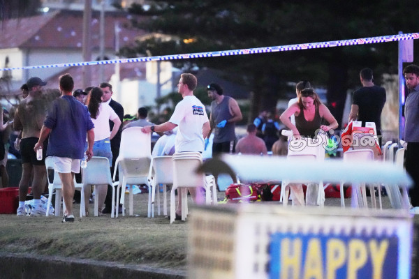 அவுஸ்திரேலியாவில் பரபரப்பு! மர்ம நபர்கள் நடத்திய துப்பாக்கிச் சூட்டில் 10 பேர் பலி.. | People Killed Shooting At Australia Bondi Beach அவுஸ்திரேலியாவில் பரபரப்பு! மர்ம நபர்கள் நடத்திய துப்பாக்கிச் சூட்டில் 10 பேர் பலி.. | People Killed Shooting At Australia Bondi Beach