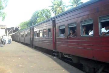 கோட்டை புகையிரத நிலையத்திற்கு அருகில் தடம்புரண்ட ரயில்!