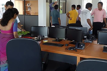 வெளியேறும் அரச ஊழியர்களால் நிறுவனங்களில் பதவிக்கான போர் தீவிரம்