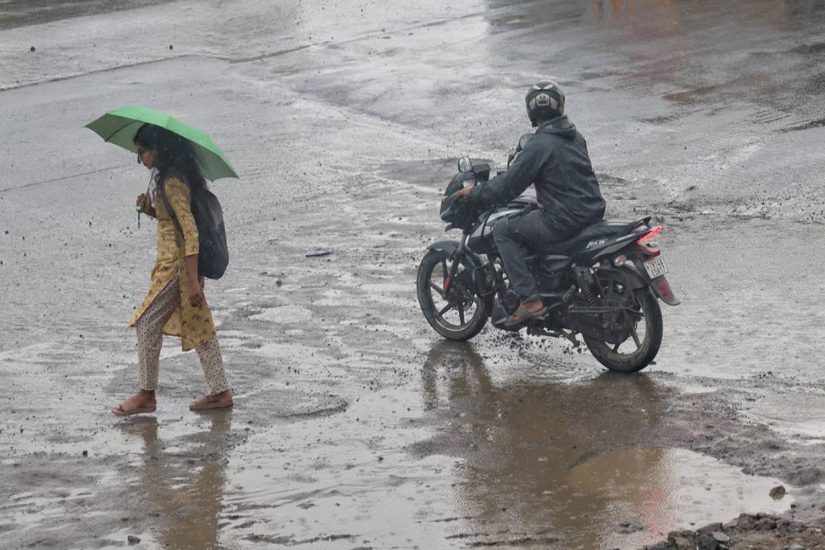 நிலவும் காற்றழுத்த தாழ்வு பாதை.., 5 மாவட்டங்களில் இன்று கனமழை பெய்யும் | Heavy Rains Expected In 5 Districts Of Tn Today நிலவும் காற்றழுத்த தாழ்வு பாதை.., 5 மாவட்டங்களில் இன்று கனமழை பெய்யும் | Heavy Rains Expected In 5 Districts Of Tn Today