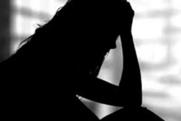 நிர்வாணமாக நின்று ஆபாச செயல் - கொழுந்தனார் மீது அண்ணி புகார்!