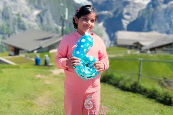 விஜயகுமாருக்கு இவ்ளோ பெரிய பேத்தியா? வெளிநாட்டில் குடும்பத்துடன் உச்சக்கட்ட மகிழ்ச்சியில் இருக்கும் மகள்! | Actress Sridevi Vijayakumar Daughter