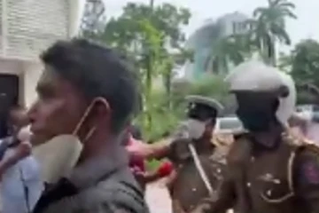 අගමැති ඕන.. එපා.. අරලියගහ මන්දිරය ඉදිරිපිට නොසන්සුන්කාරී වෙයි - එහි නවතම තත්ත්වය මෙන්න.. (VIDEO)