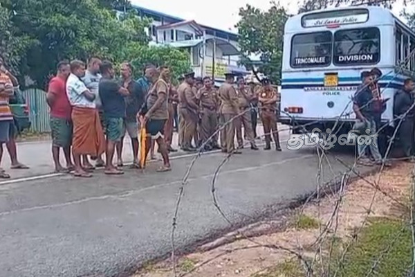மீண்டும் திருமலையில் பதற்றம்! பொலிஸ் பாதுகாப்போடு அதே இடத்தில் வைக்கப்பட்டுள்ள புத்தர் சிலை | Trincomalee Buddhist Statue Issue மீண்டும் திருமலையில் பதற்றம்! பொலிஸ் பாதுகாப்போடு அதே இடத்தில் வைக்கப்பட்டுள்ள புத்தர் சிலை | Trincomalee Buddhist Statue Issue