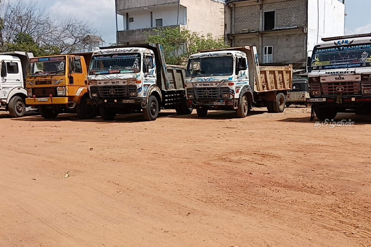 எட்டு டிப்பர்கள் கிளிநொச்சி பொலிஸாரால் பறிமுதல் | Eight Tippers Seized By Kilinochchi Police எட்டு டிப்பர்கள் கிளிநொச்சி பொலிஸாரால் பறிமுதல் | Eight Tippers Seized By Kilinochchi Police
