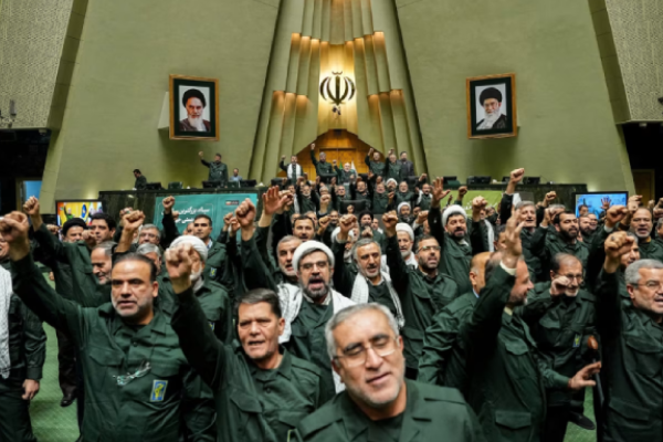 குவைத் சர்வதேச விமான நிலையம் மீது ட்ரோன் தாக்குதல்.. உச்சகட்ட பதற்றநிலையில் மத்திய கிழக்கு | Us Israel Launch Attack On Iran Explosions Tehran