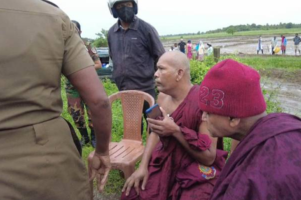 பிக்குகள் சென்ற வாகனம் கோர விபத்து: இருவர் கவலைக்கிடம்! | Bhikkhu Vehicle Accident Two Worried பிக்குகள் சென்ற வாகனம் கோர விபத்து: இருவர் கவலைக்கிடம்! | Bhikkhu Vehicle Accident Two Worried
