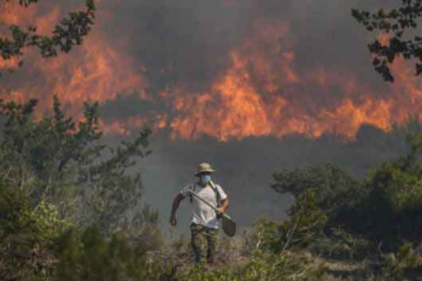 கிரீசில் வேகமாக பரவி வரும் காட்டுத்தீ | Wildfires Are Spreading Rapidly In Greece