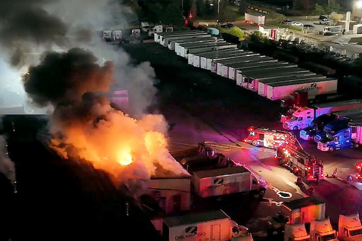 பிராம்ப்டனில் வணிகக் கட்டிடத்தில் பெரும் தீ விபத்து | Crews On Scene Of Large Fire At பிராம்ப்டனில் வணிகக் கட்டிடத்தில் பெரும் தீ விபத்து | Crews On Scene Of Large Fire At
