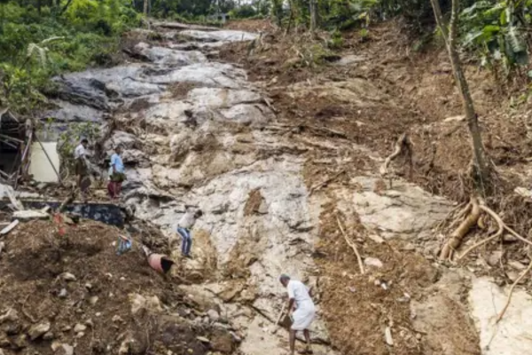 மண்சரிவில் சிக்கிக்கொண்ட வெளிநாட்டு சுற்றுலாப் பயணிகள் | Foreign Tourists Trapped In The Landslide