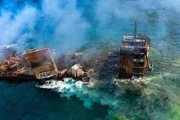 ஆழமான கடலுக்கு கப்பலை இழுத்து செல்லும் முயற்சிகள் தோல்வி