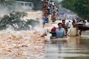 திடீர் கனமழையால் வெள்ளத்தில் மூழ்கிய ஊர், சிக்கி தவிக்கும் மக்கள் - 26 பேர் பலி!