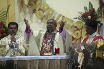 பலத்த பாதுகாப்பிற்கு மத்தியில் மன்னாரில் நடைபெற்ற ஈஸ்டர் நள்ளிரவு திருப்பலி