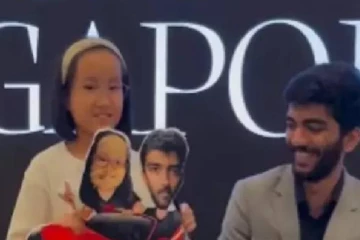 உலக செஸ் சாம்பியன் பட்டம் வென்ற இளம் தமிழக வீரரை நெகிழ வைத்த 10 வயது சிறுமி!