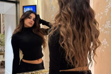 கண்ணாடி முன் நின்று நடிகை ஜான்வி கபூர் எடுத்துக்கொண்ட கிளாமர் போட்டோஸ்..