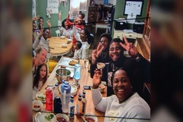 யார் என்றே தெரியாத 10 பேரை வீட்டுக்கு அழைத்துச் சென்று உபசரித்த கனேடிய குடும்பம்