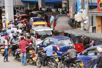 மீண்டும் வரிசையில் காத்திருக்கும் மக்கள்!