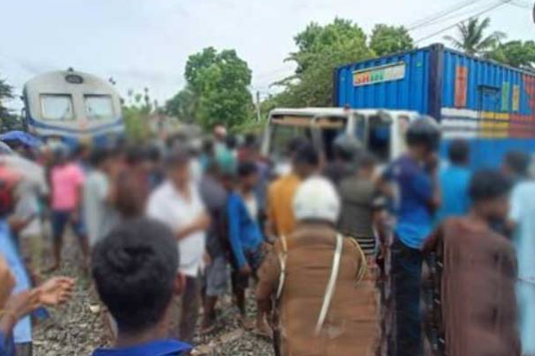 வவுனியாவில் பயங்கர விபத்து சம்பவம்: இருவர் வைத்தியசாலையில்! | Train Collides With Ferry In Vavuniya Two Injured