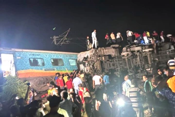 ஒடிசாவில் 3 ரயில்கள் மோதி பயங்கர விபத்து: 50-க்கும் மேற்பட்டோர் பலி என தகவல்