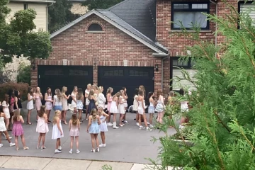 கனடாவில் வீடொன்றிற்கு பேருந்துகளில் வந்திறங்கும் இளம்பெண்கள்: பார்ட்டியால் தொல்லை என புகார்