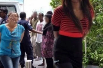 விடுதியில் திடீர் சுற்றிவளைப்பு;  சிக்கிய  7 அழகிகள்!