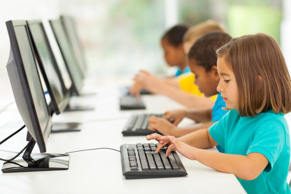 செல்போனை இப்படி வைத்து பயன்படுத்துறீங்களா? துரத்தும் புதிய டிஜிட்டல் நோய் | Phone Use Person Attack Text Neck Syndrome செல்போனை இப்படி வைத்து பயன்படுத்துறீங்களா? துரத்தும் புதிய டிஜிட்டல் நோய் | Phone Use Person Attack Text Neck Syndrome