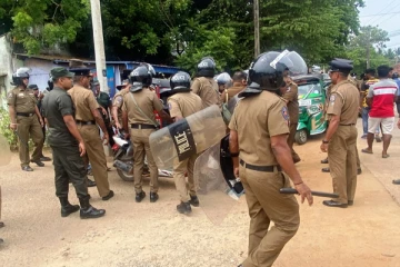 எரிபொருளை கோரி போராட்டத்தில் ஈடுபட்ட மக்கள்: மூவர் கைது (Photos)