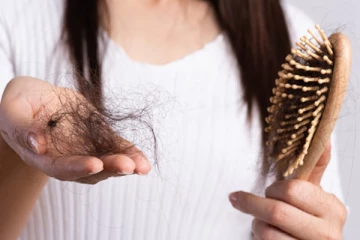 கொத்து கொத்தா முடி கொட்டுகிறதா? இந்த மாற்று வழியை கண்டிப்பா ஃபாலோ பண்ணி பாருங்க.!