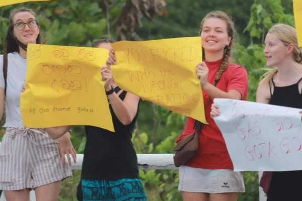 இலங்கையில் கோட்டாபயவுக்கு எதிராக போராட்ட களத்தில் சுற்றுலாப் பயணிகள்! | Sri Lanka Foreigners Protest Against Gotabaya